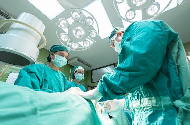 Medico y enfermero en quirófano Medico y enfermero en quirófano